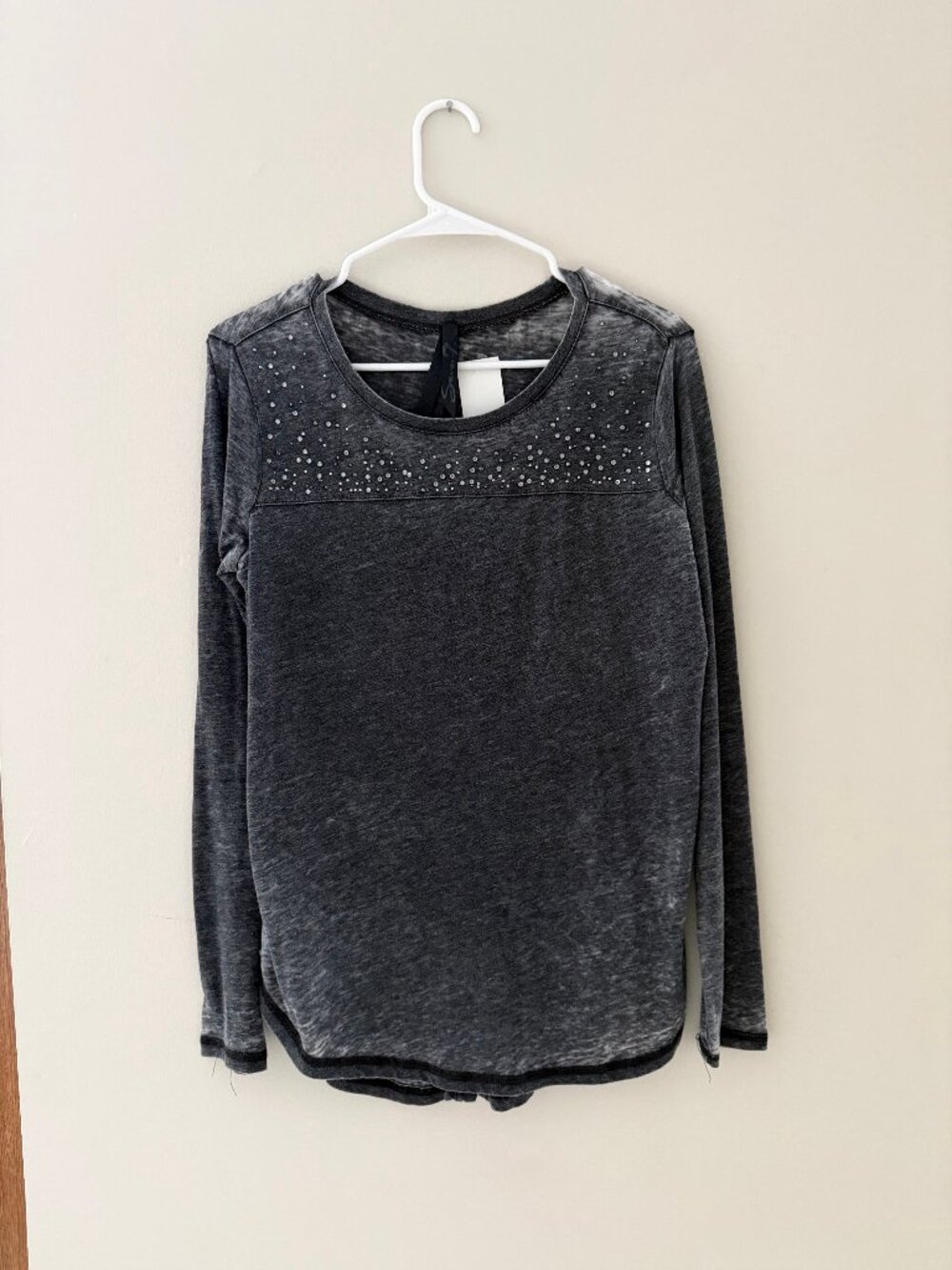 BRAND NEW SEVEN 7 EMBELLISHED LONG SLEEVE GRAY SHIRT - JEWELS WOMENS SIZE SMALL